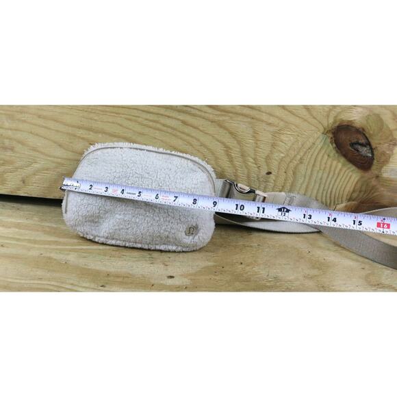 Lululemon Belt Bag Everywhere Fleece Natural Sherpa Fanny Pack Crossbody - Picture 8 of 10